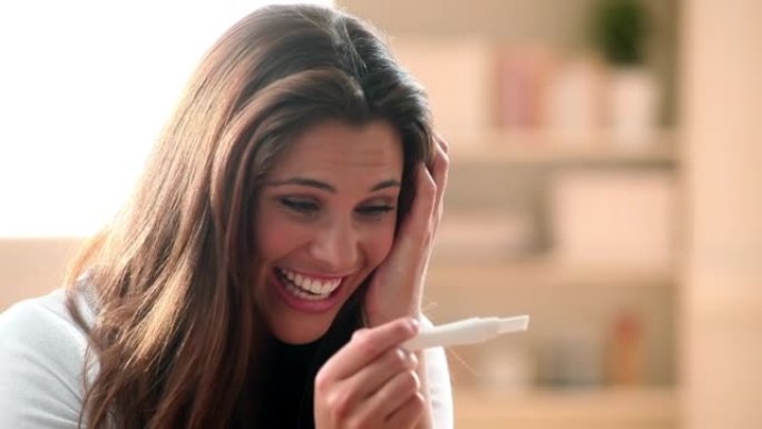 一名年轻女子在家接受怀孕测试后欢呼的4k视频片段