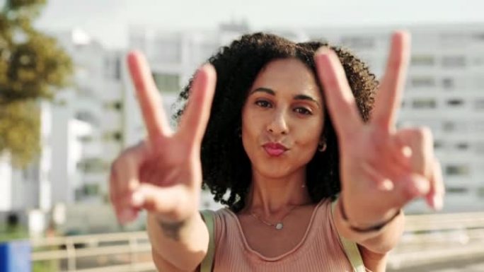 黑人妇女，微笑和双手和平标志在城市，街道或户外。来自南非的快乐，旅行和凉爽的女性表现出胜利的手势，享