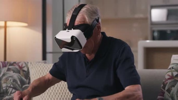 一个成熟男人在家中使用VR耳机的镜头