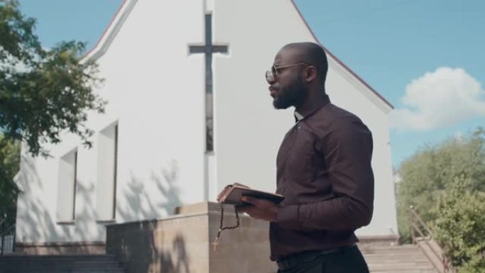 非裔美国牧师阅读圣经