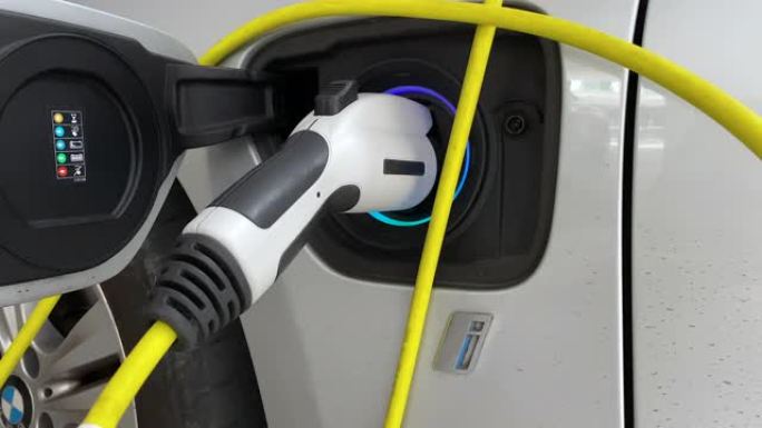 电动充电器在车辆充电连接器4k中闪烁绿色-蓝色