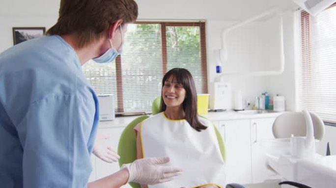 高加索女性牙医在现代牙科诊所为微笑的女性病人做准备