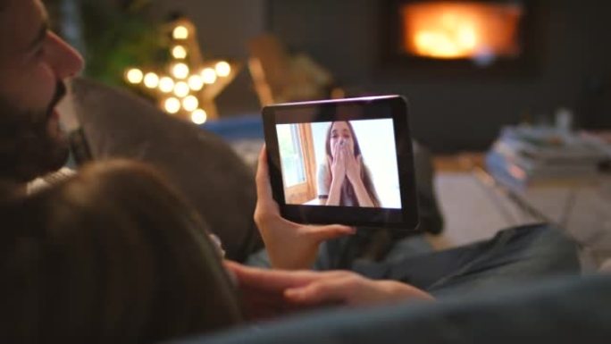 一对年轻夫妇使用数字平板电脑进行视频通话的4k视频片段
