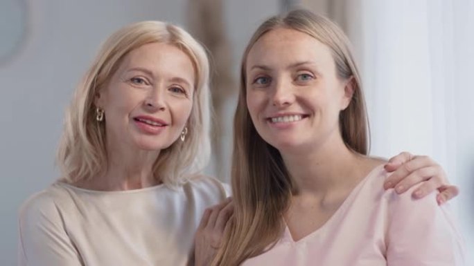 幸福母亲和成年女儿肖像