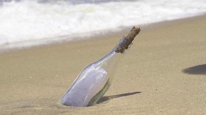 女人在海滩上的瓶子里找到信息