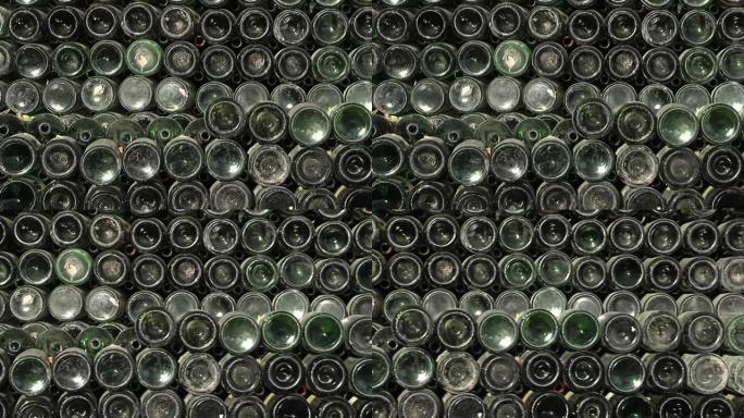 空酒瓶堆放在玻璃大理石工厂回收。