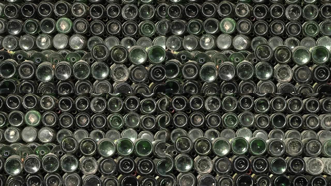 空酒瓶堆放在玻璃大理石工厂回收。