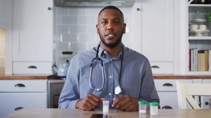 非裔美国医生在家里进行视频通话时交谈的肖像