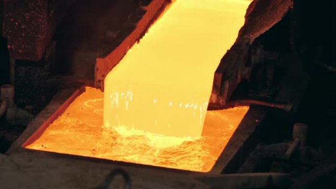熔融铜的流动正在填充工业模具