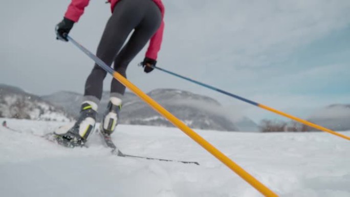 低角度，dop: 年轻女子为北欧滑雪的奥运选拔赛做准备。