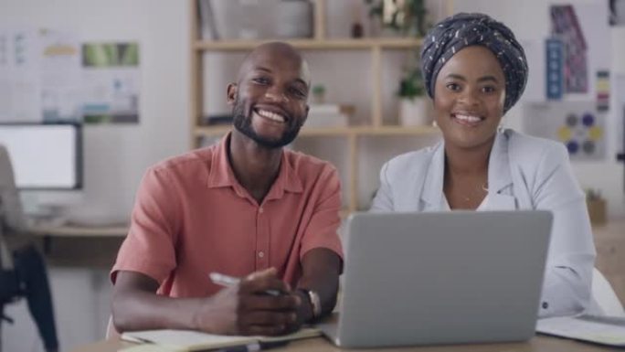 两个黑人商人在办公室工作时微笑的肖像。快乐的同事们渴望作为一个敬业的团队进行合作。自信的设计师计划在