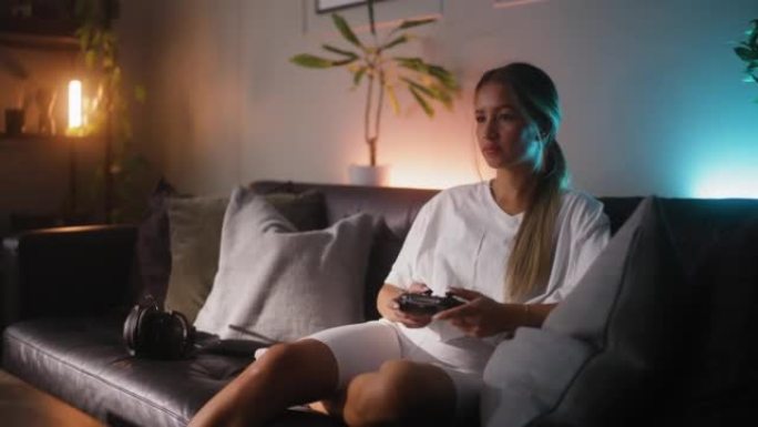 女人在家玩电子游戏