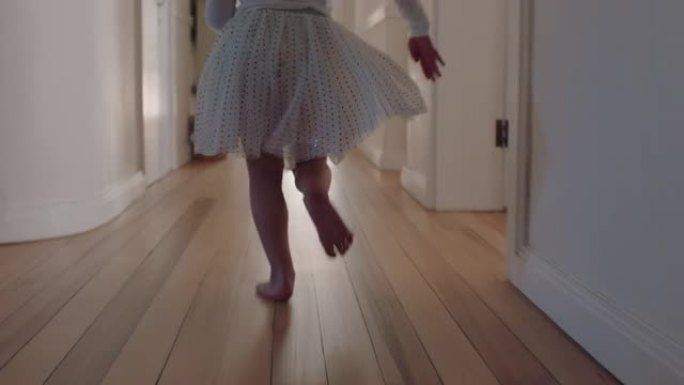 快乐的小女孩穿着芭蕾舞裙穿过房子兴奋地在外面玩耍，孩子在周末早上玩得开心，享受童年的4k镜头