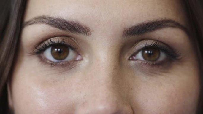 视力测试和视光师接触镜对女性面部视力变焦的评估。眨眼女孩的健康，健康和验光眼科检查，用于视力分析和评