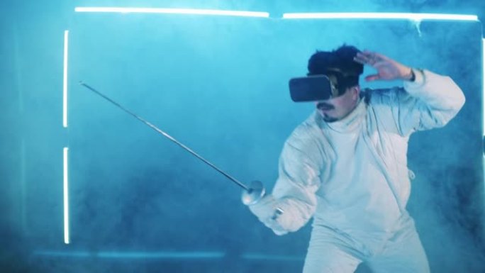 虚拟现实，增强现实游戏概念。一名男子戴着VR设备，在烟雾中围栏