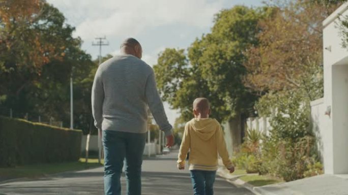 4k视频片段，一个无法识别的男人和他的儿子在外面行走