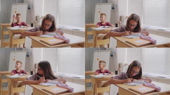 男孩在课堂上向女孩扔纸