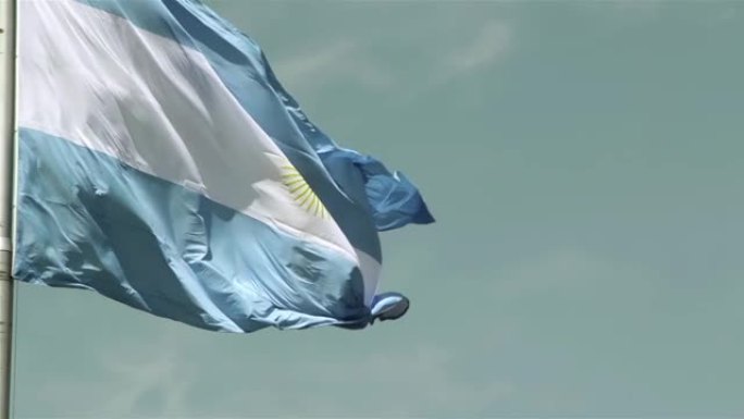 阿根廷国旗在蓝天下挥舞。4k分辨率。