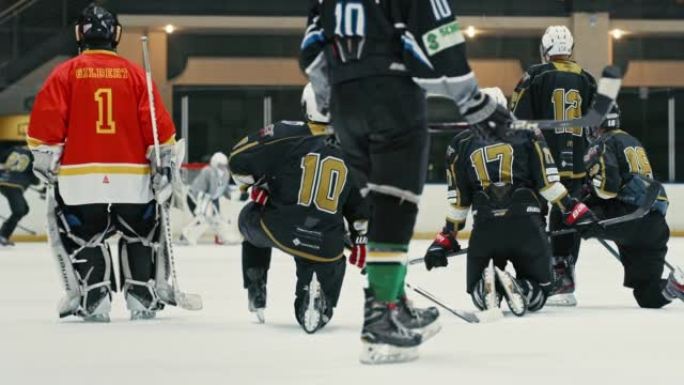 冰球比赛与支持团队一起在溜冰场观看比赛，锦标赛或比赛。体育，冰上和曲棍球运动员在体育场观看团队合作，