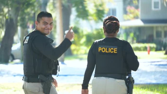 两名警察在社区行走的后视图