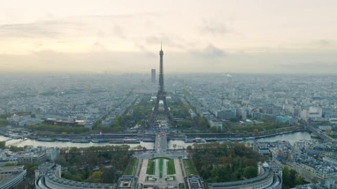 法国巴黎著名的埃菲尔铁塔鸟瞰图，清晨云雾缭绕。