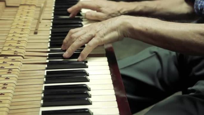 钢琴调音，维修和保养，一位老人在他的车间里调音一架旧钢琴。特写。4k分辨率。
