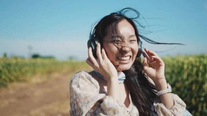 亚洲女性喜欢用耳机和慢动作听音乐
