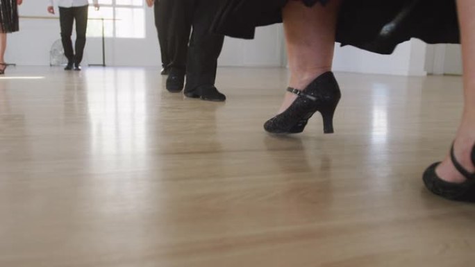 混血男舞蹈老师在舞蹈室上交谊舞课