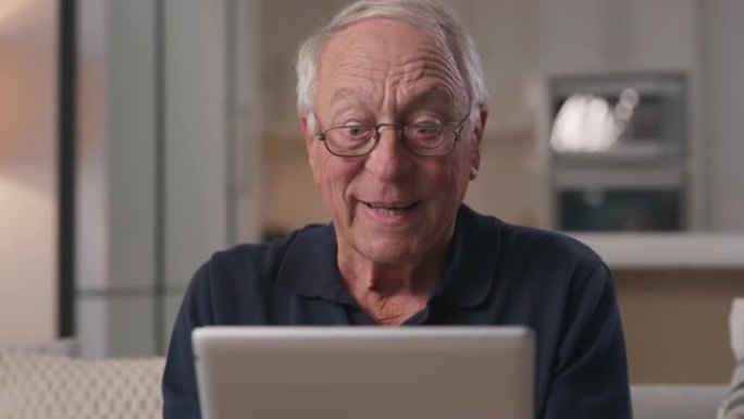一名高级男子在家中使用平板电脑的4k视频片段