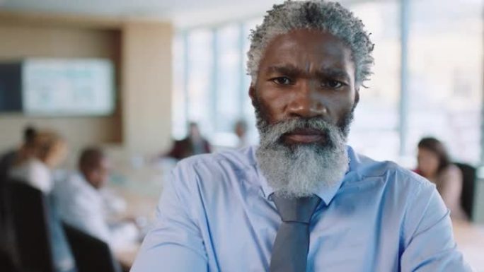 肖像成熟的非洲裔美国商人高管看起来严肃自信的男性企业家在领导方面有企业经验自豪的办公室会议室4k经理