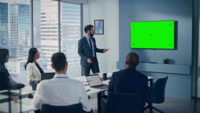 办公室会议室会议演示: 积极的高加索商人谈话，使用绿屏色键墙电视。成功向多民族投资者群体展示产品