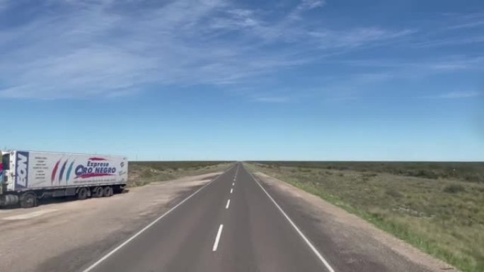 阿根廷乡村公路上卡车的主观看法。4k分辨率