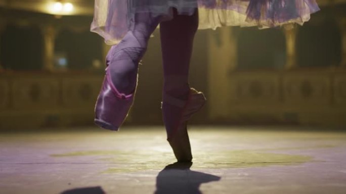 一位年轻优美的古典芭蕾舞女舞者脚的电影特写镜头，穿着脚尖鞋和白色芭蕾舞短裙，正在经典剧院舞台上进行编