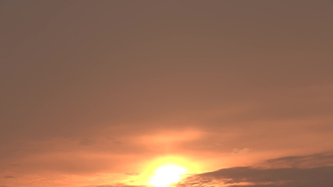 日出天空，太阳在云中穿行