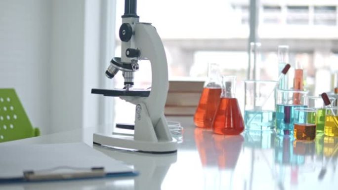 实验室用化学试剂试管、烧杯和显微镜，无人