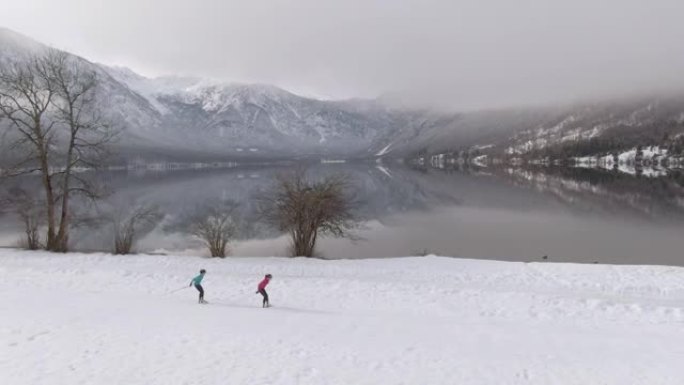 空中: 专业的北欧滑雪者在斯洛文尼亚风景优美的训练中心训练。