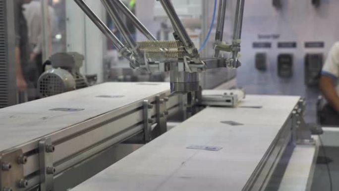 生产线中的机械臂机器人生产车间工厂