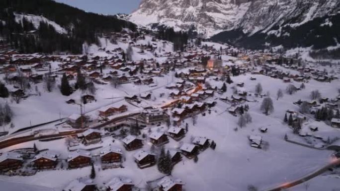 瑞士冬夜在Murren村的小屋小屋的空中拍摄
