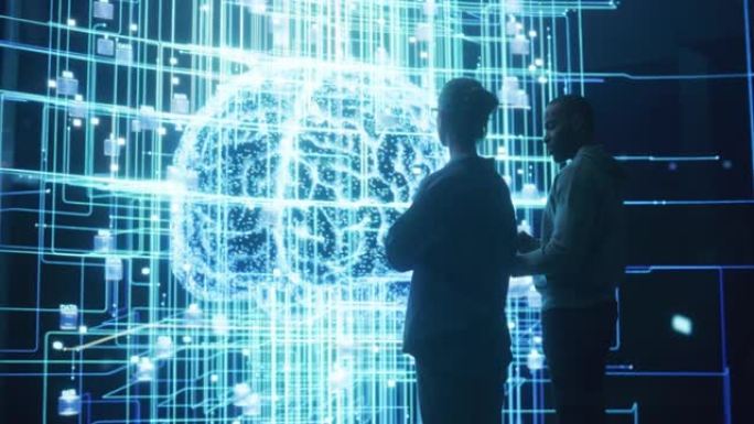 两个不同同事的肖像看着带有神经网络可视化动画的大屏幕。专业计算机数据科学家讨论并致力于监视私人信息
