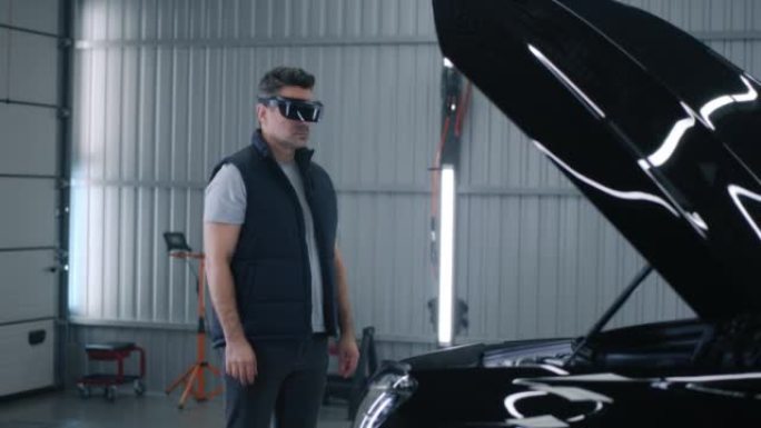 VR眼镜诊断汽车的机械师