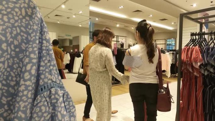 3亚洲华人女性在服装店选择服装