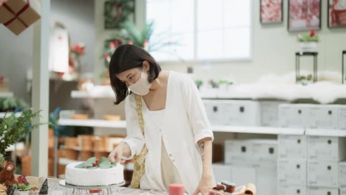 亚洲女花店准备一束鲜花。