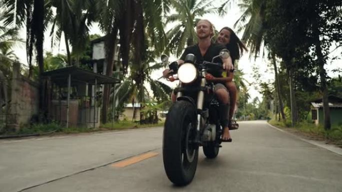 夫妇在热带道路上享受骑行