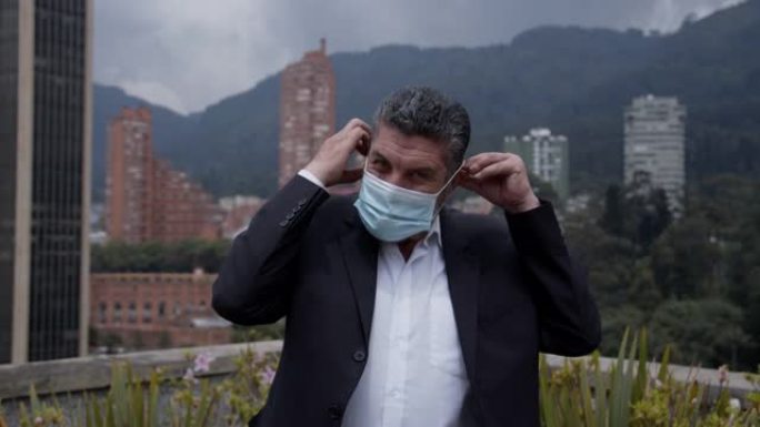拉丁美洲男子在户外戴上口罩以防冠状病毒