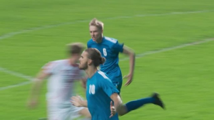 足球锦标赛: 蓝队球员进攻，踢球，守门员错过球门。向前的肖像。体育频道广播电视播放。快速跟踪拍摄
