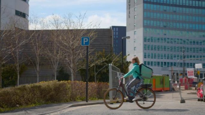 在城市中循环自行车
