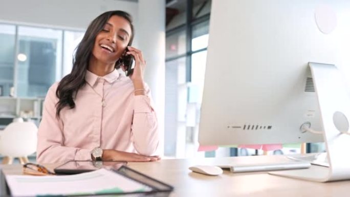 女商人在工作中独自在办公室里浏览在线，发送电子邮件或计划策略时接听电话。进行对话和交流的实习生或企业