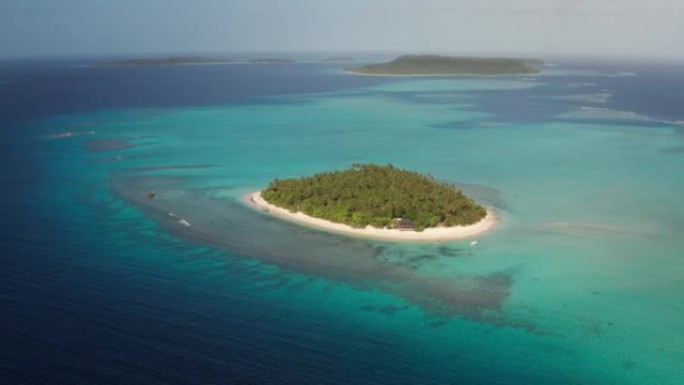 鸟瞰图是荒岛的风景，有白色的沙滩和清澈的海水海湾。