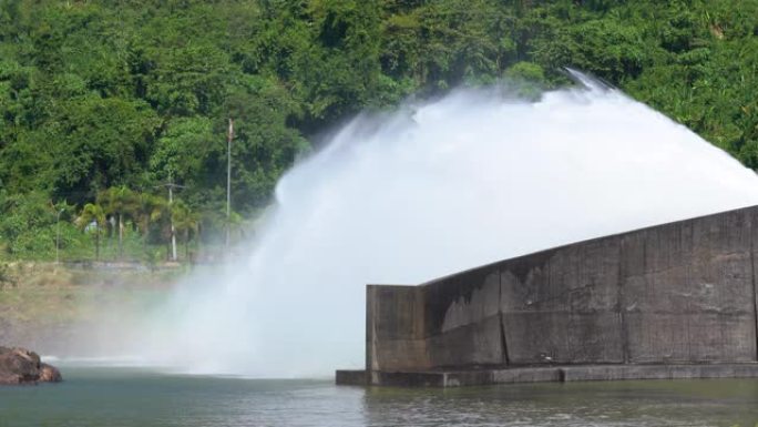 大坝正在释放水来为水力发电提供动力