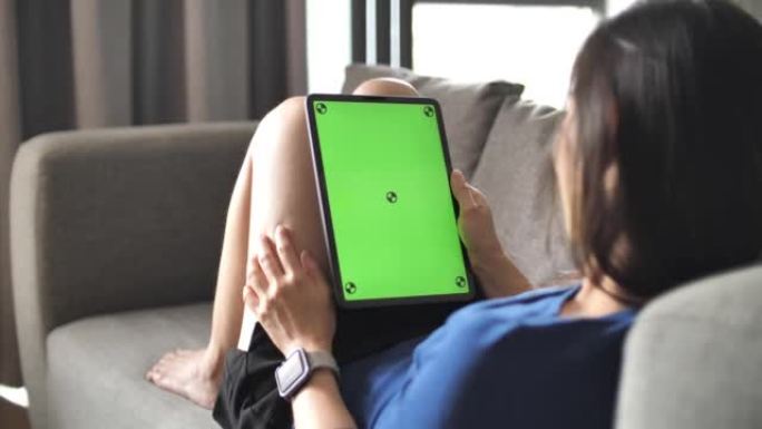 女人手持数字平板电脑的绿屏模型